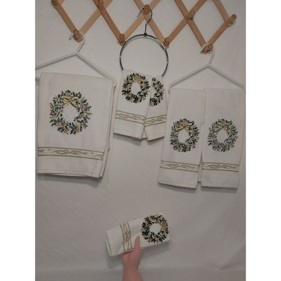 Set Of 6 Holiday Towels 1 Bath 2 Hand 3 Face Christmas Berry Wreath Gold Trim - Picture 11 of 11
